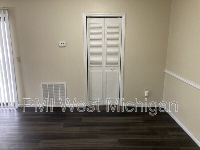 Foto del edificio - 6043 In the Pines Dr SE