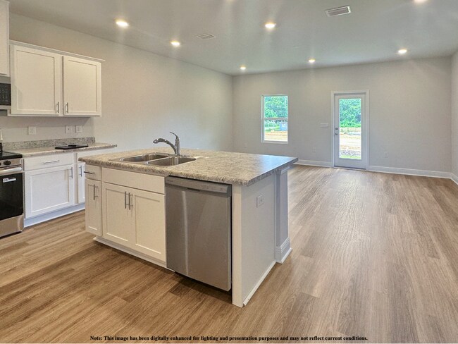 Foto del edificio - "Charming 3-Bed Townhouse Retreat with 2.5 Baths in Pensacola – Spacious 1537 Sq Ft!"