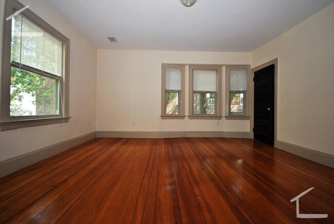 Foto del edificio - 6 Bedroom-Huge