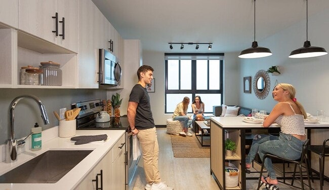 Kitchen - Hub Gainesville 3rd Ave Apartments