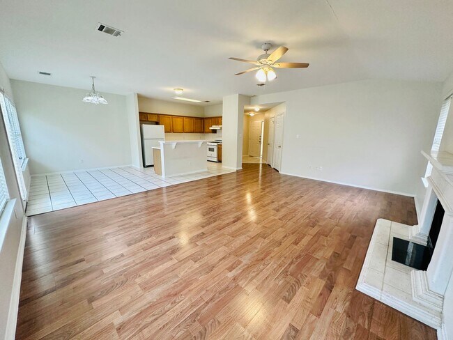 Building Photo - Awesome 3 Bed 2 Bath! Large Texas size home