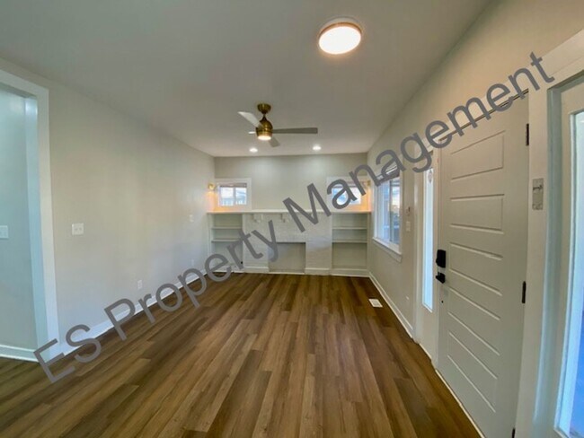 Foto del edificio - Beautiful remodeled home with huge bonus r...
