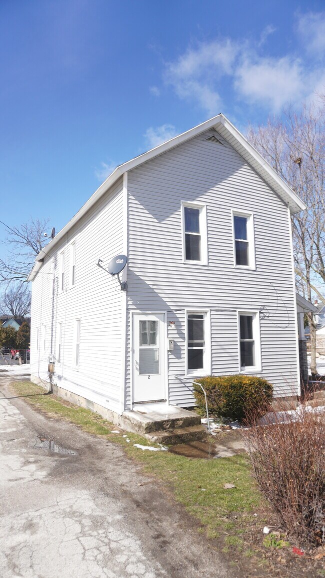 Building Photo - 417 Pettibone NW