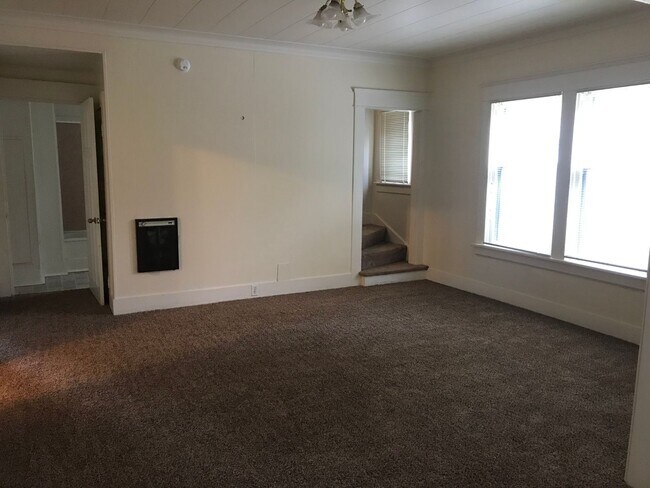 Foto del edificio - Farmhouse on huge lot