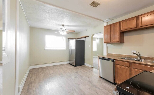 Foto del edificio - 9302 Lillian Ln