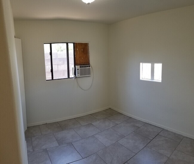 Foto del edificio - COZY AND AFFORDABLE UNIT ACROSS FROM CELEB...