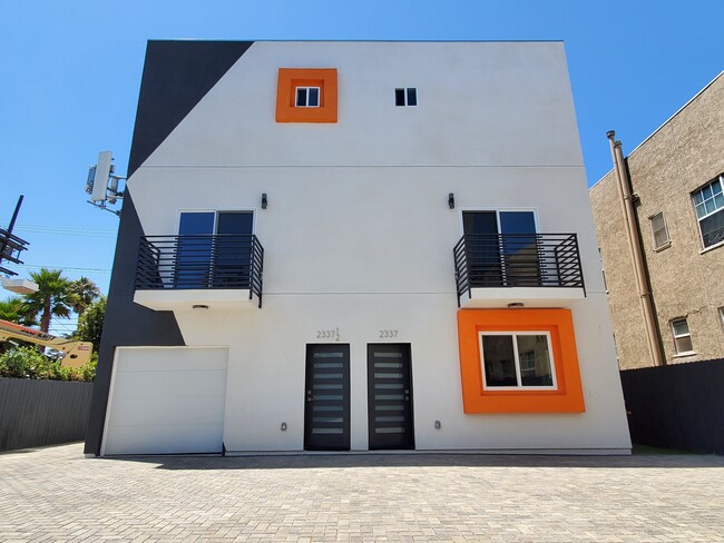 Building Photo - 2337 S Crenshaw Blvd