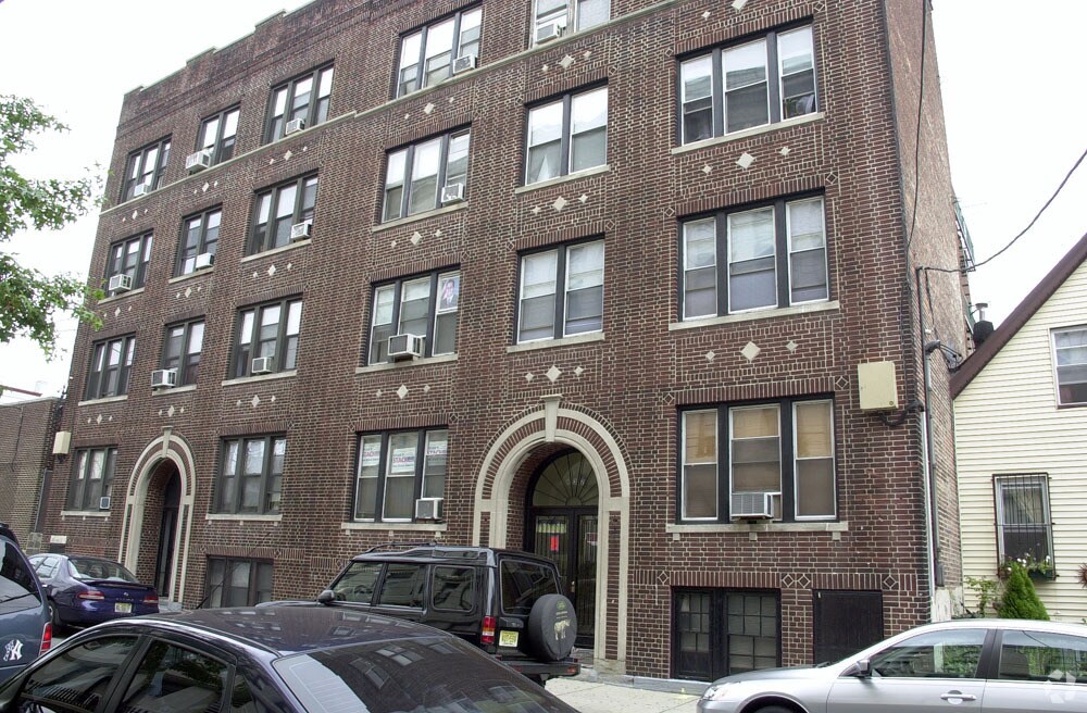 Building Photo - 132 39th St