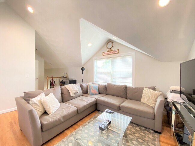 Building Photo - 39 Middle St