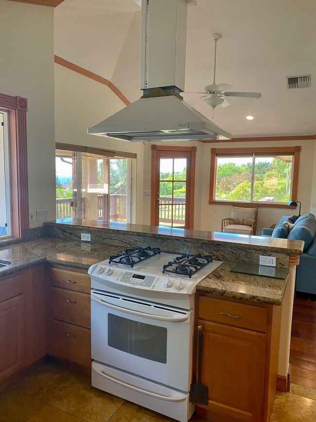 Foto del edificio - Stunning Launiupoko 2BR Rental – Ocean Vie...
