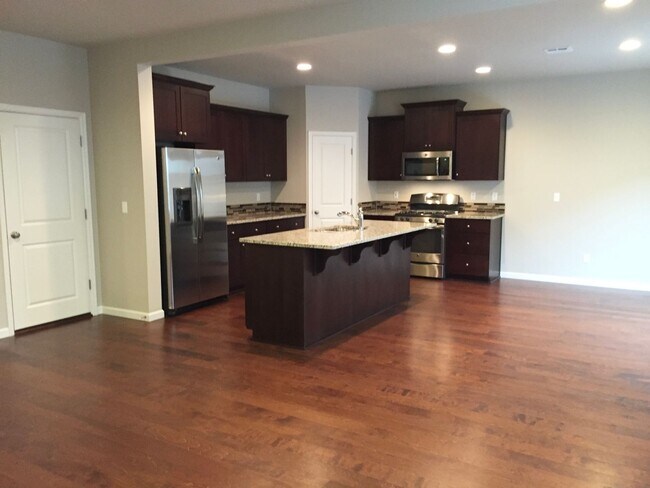 Building Photo - Charming 5 BD* 2.5 BA* Single Family Home ...
