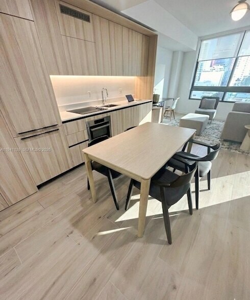 Foto del edificio - 225 N Miami Ave