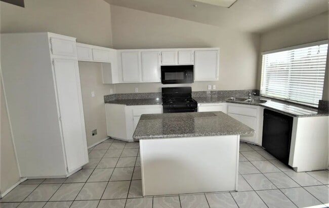 Building Photo - 2530 W Dawnview Dr