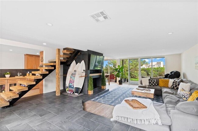 Foto del edificio - Stunning Huntington Harbour Townhome