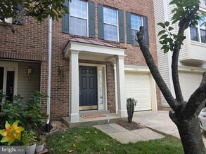 Building Photo - 2432 Clover Field Cir