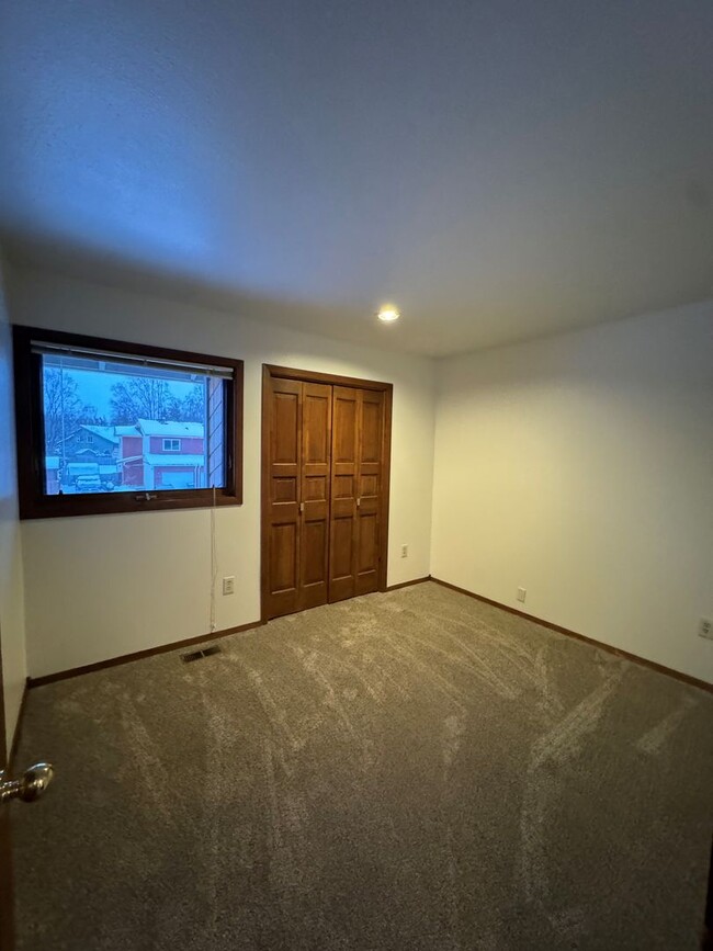 Building Photo - Turnagain Area Townhouse