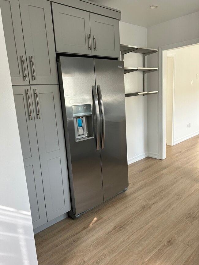 Building Photo - 1533 Freeman Ave