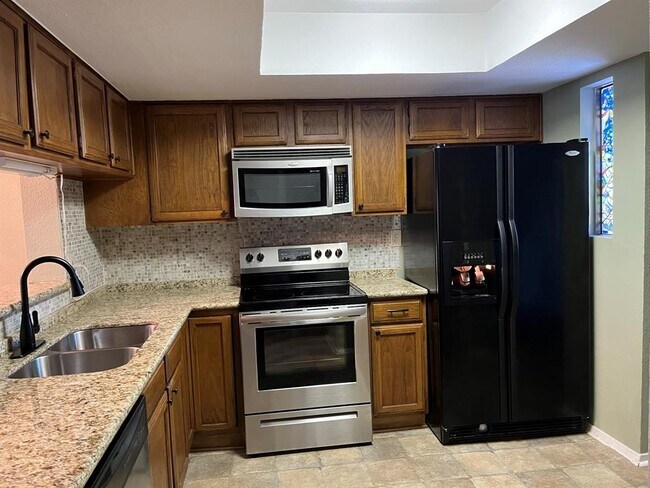 Building Photo - 4444 Victory Dr