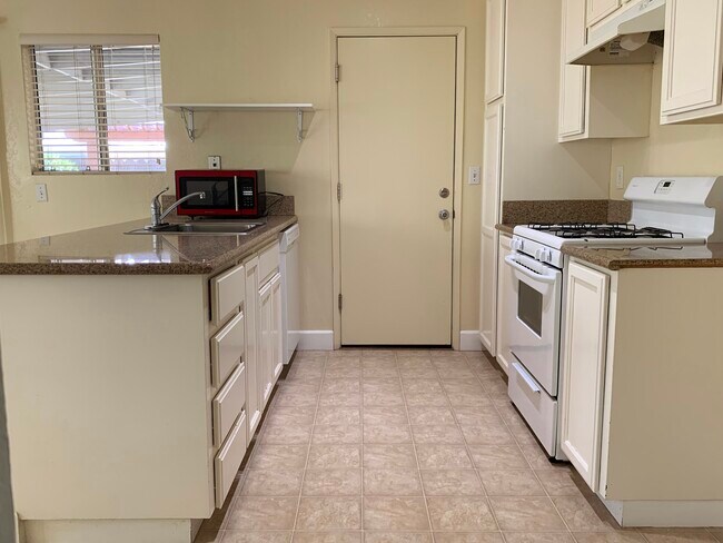 Building Photo - 1480 Mesa Ct
