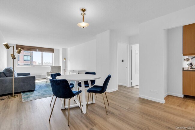 Foto del edificio - 345 E 93rd St