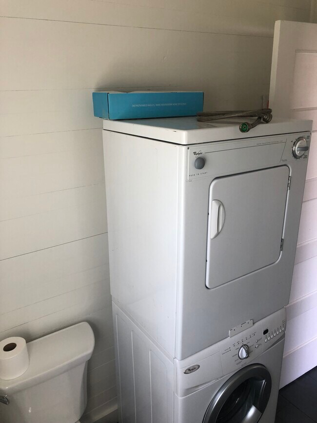 Foto del edificio - 112 E Scott St