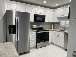 Building Photo - 9420 S Hollybrook Lake Dr