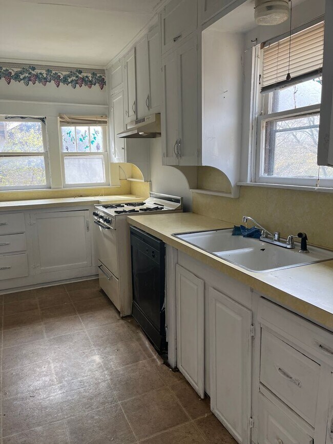 Building Photo - 2 BEDROOM QUAINT HOUSE ON THE CORNER!!!