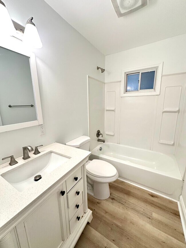 Foto del edificio - 4 Bed/1 Bath Home in Penn Hills-Completely...