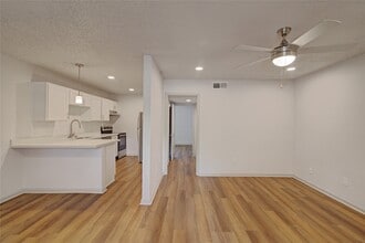 Building Photo - 800 Heights Blvd