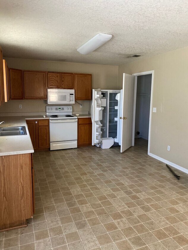 Building Photo - Beautiful Large Single Family Home
