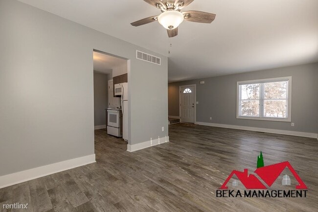 Building Photo - 2 br, 1 bath Duplex - 5131 Eagle Lake Dr