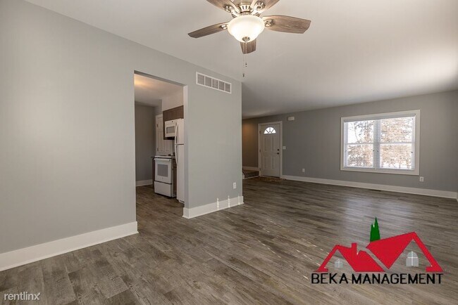 Foto del edificio - 2 br, 1 bath Duplex - 5131 Eagle Lake Dr