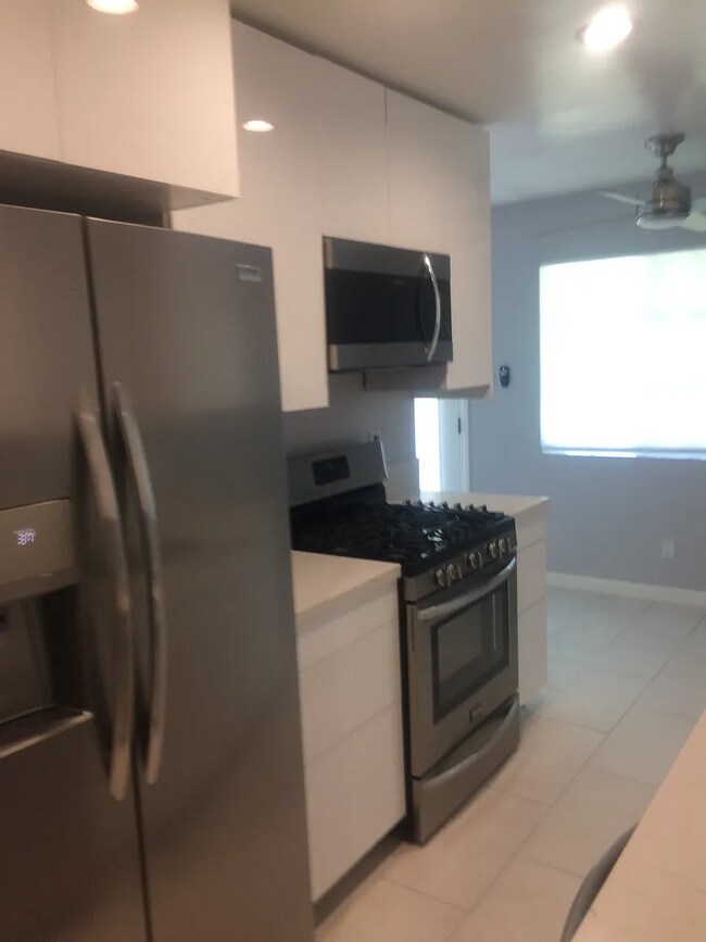 Building Photo - 300 W Via Escuela Apartments