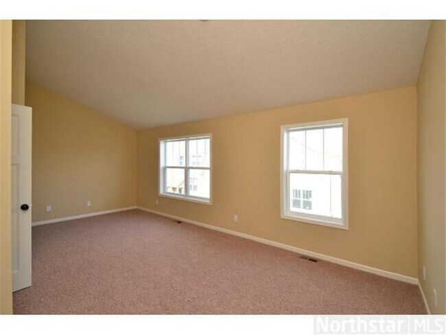 Foto del edificio - AMAZING! 4 BED/4 BATH TOWNHOUSE IN MAPLE G...