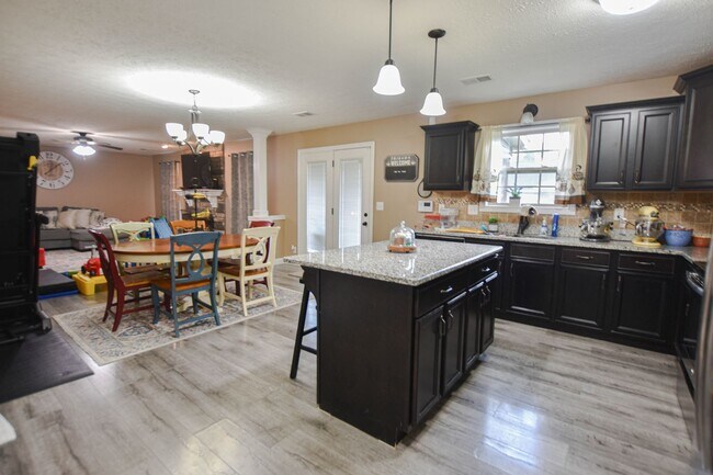 Foto del edificio - Pet Friendly Four Bedroom!