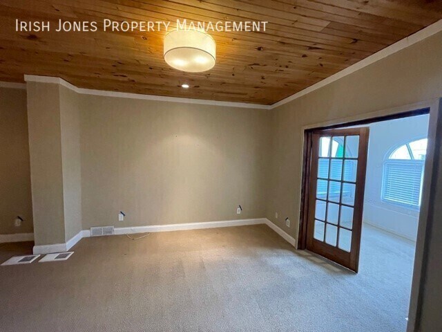 Building Photo - 2829 South Park Ave