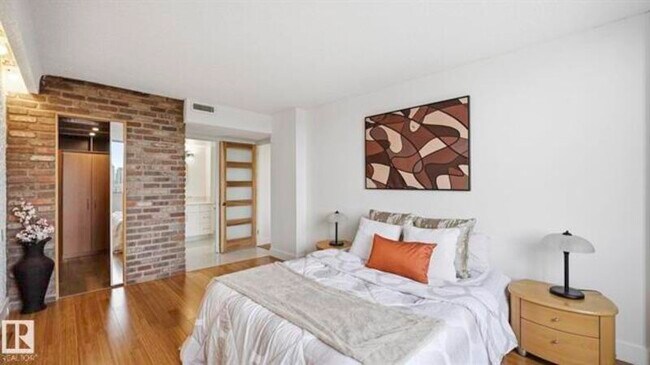 Photo du bâtiment - 10160-10115 115 St NW