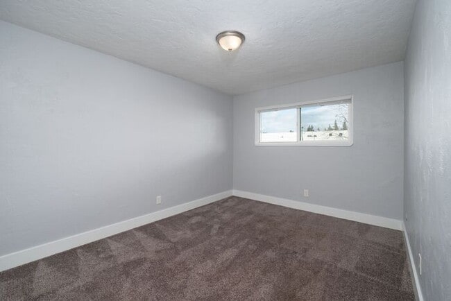 Building Photo - Spacious 2 bedroom and the 1st month rent is Free!!!