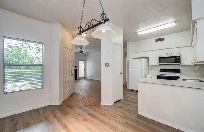 Building Photo - 2021 Spenwick Dr