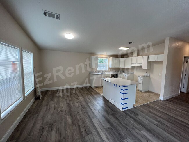 Foto del edificio - Newly renovated 4-bedroom, 2-bathroom home...