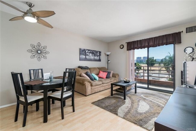 Foto del edificio - 6815 Remmet Ave