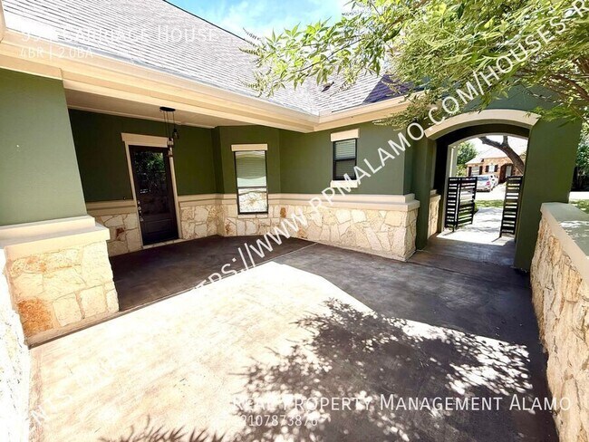 Building Photo - 594 Carriage House