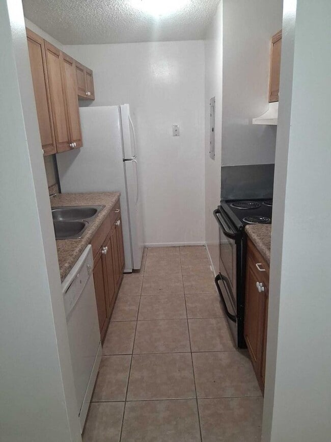 Building Photo - 2 bedroom, 1 bath condo GREAT DEAL