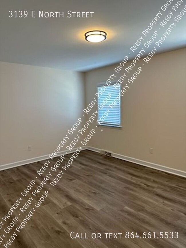 Building Photo - 2 Bedroom only 10 minutes to Downtown Gree...