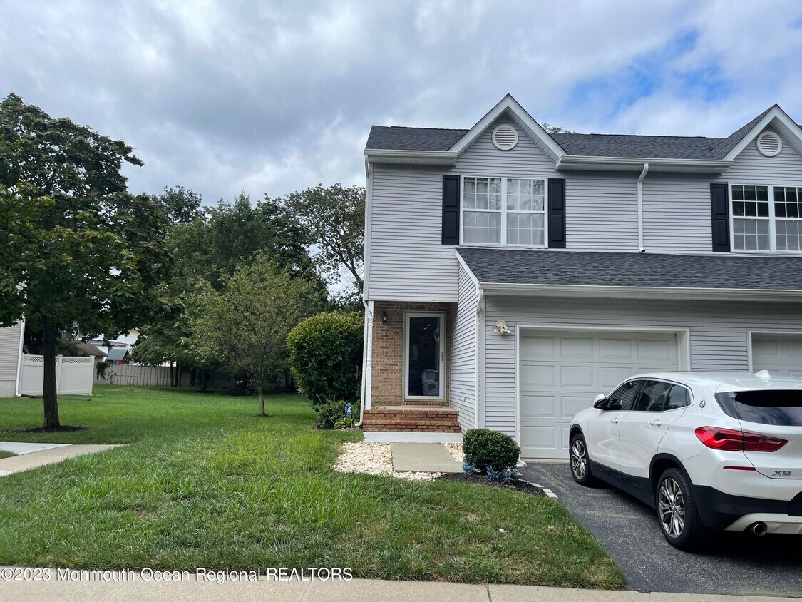 54 Lucia Ct, Matawan, NJ 07747 Room for Rent in Matawan, NJ
