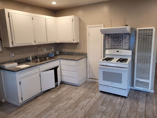 Building Photo - 605 18th St