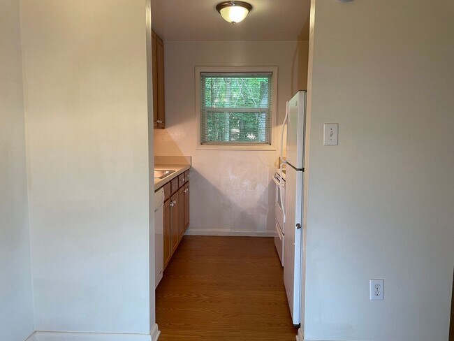 Building Photo - Charming 2 bedroom condo off of Jamestown ...