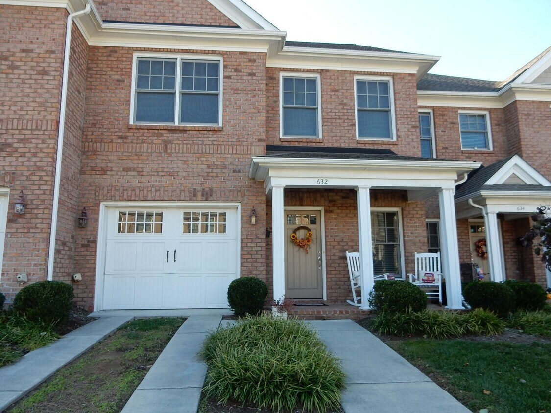 Primary Photo - Like New Townhome in Old SW! Close to Cari...