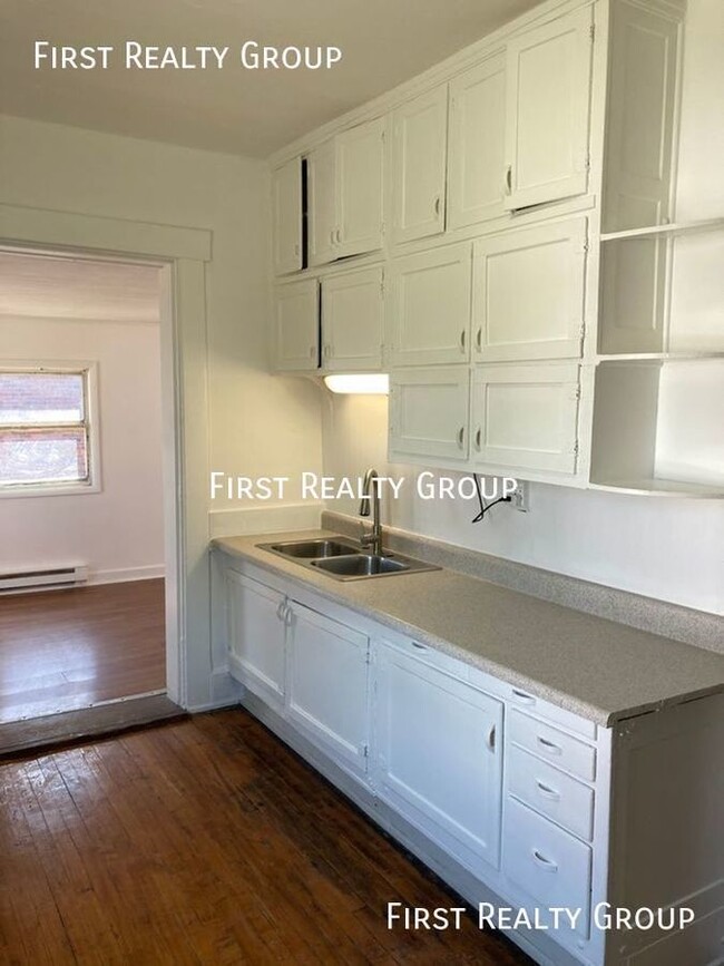 Building Photo - 1 Bedroom Upstairs Apartment, Move in Ready!