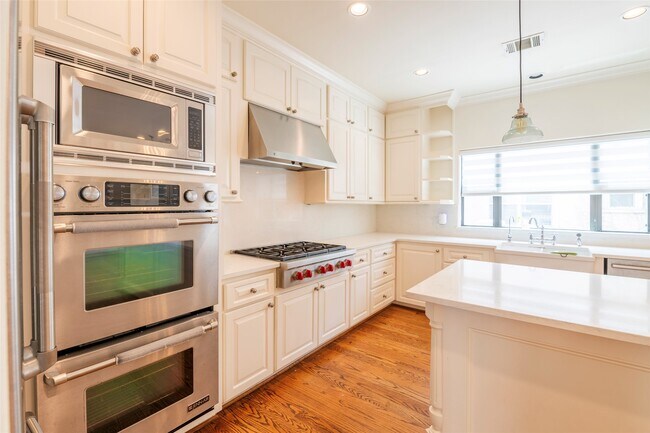 Foto del edificio - 4233 Childress St